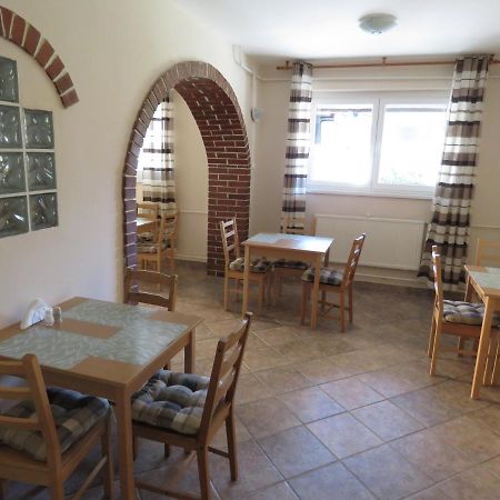 Thermal Apartmanhaz Komarom Bagian luar foto