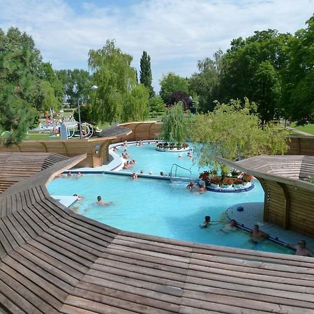Thermal Apartmanhaz Komarom Bagian luar foto