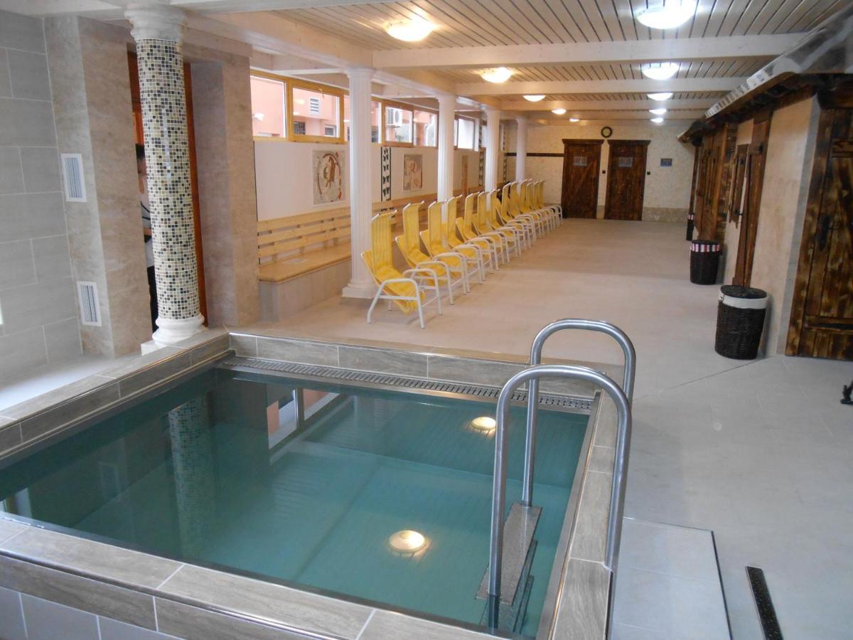 Thermal Apartmanhaz Komarom Bagian luar foto