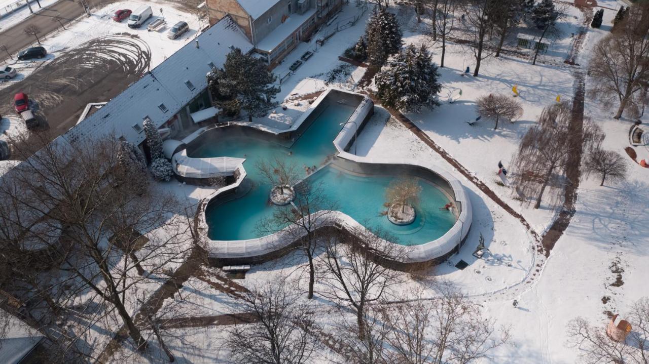 Thermal Apartmanhaz Komarom Bagian luar foto
