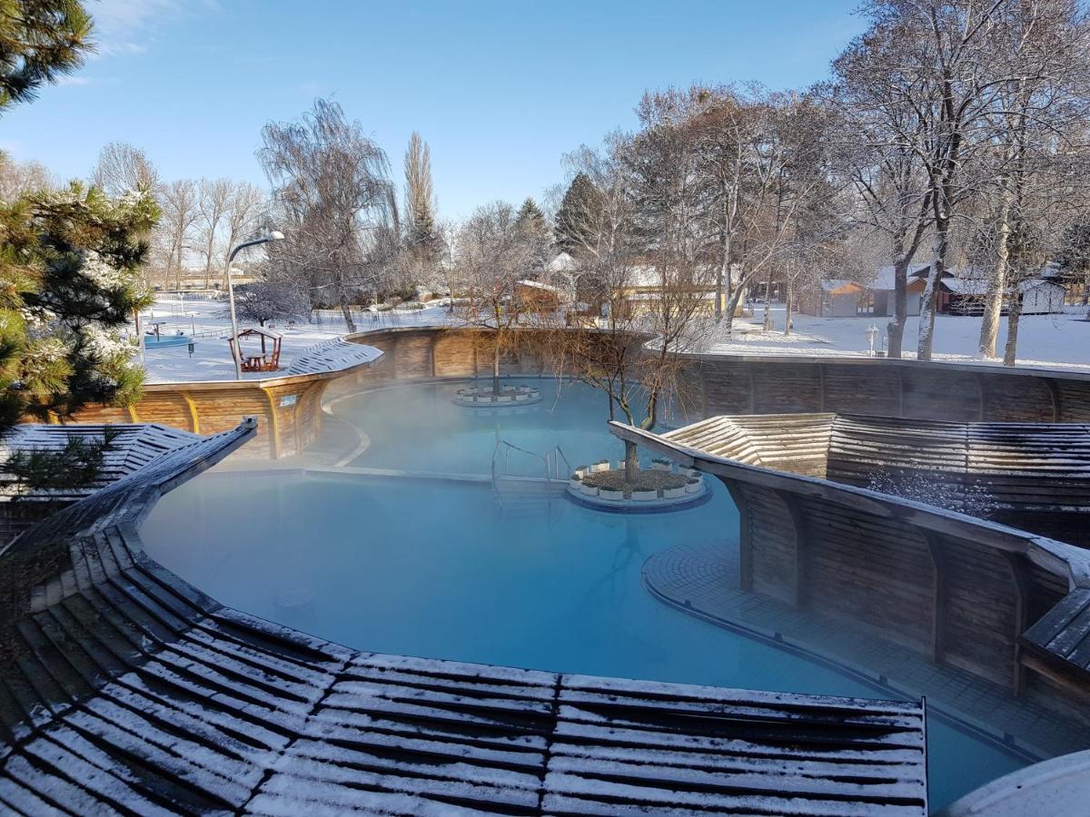 Thermal Apartmanhaz Komarom Bagian luar foto