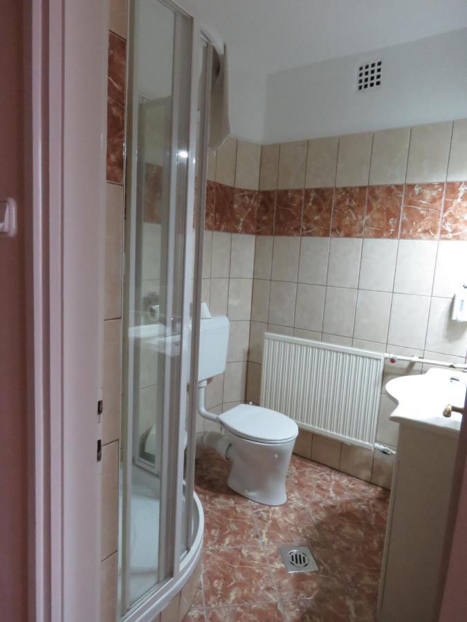 Thermal Apartmanhaz Komarom Bagian luar foto