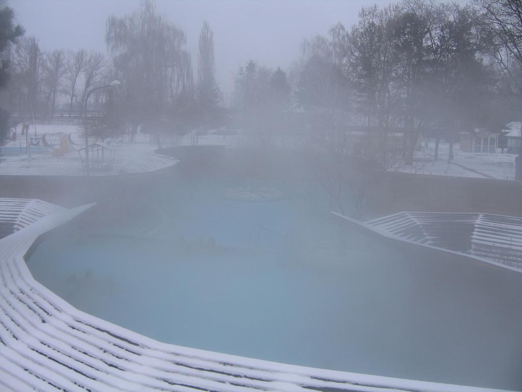 Thermal Apartmanhaz Komarom Bagian luar foto