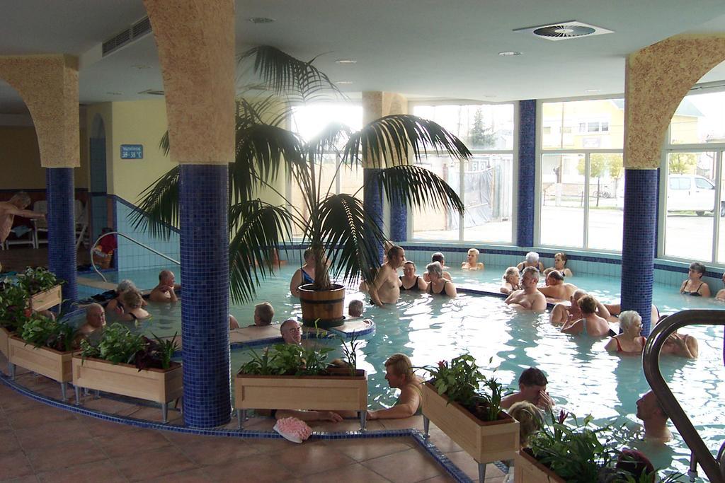 Thermal Apartmanhaz Komarom Bagian luar foto