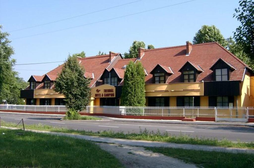 Thermal Apartmanhaz Komarom Bagian luar foto